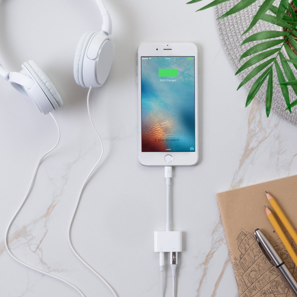 Cáp chuyển đổi Lightning sang 3.5mm Audio RockStar Belkin thêm cổng sạc Lightning - Hàng chính hãng