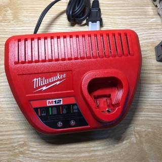 Xạc pin milwuakee m12