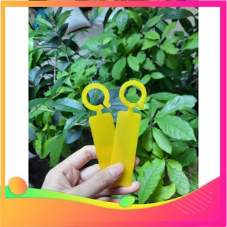 Combo 100 thẻ nhựa cứng có móc treo màu vàng ghi tên cây tiện lợi