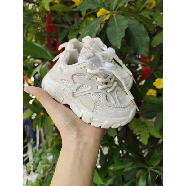 Giày thể  thao màu trắng cho bé