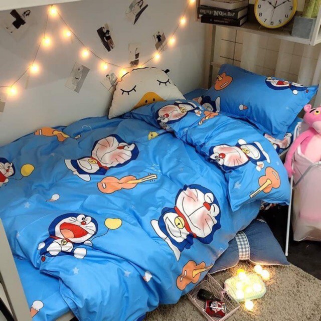 Cotton Poly Bộ Chăn Ga Gối Doraemon Đánh Đàn