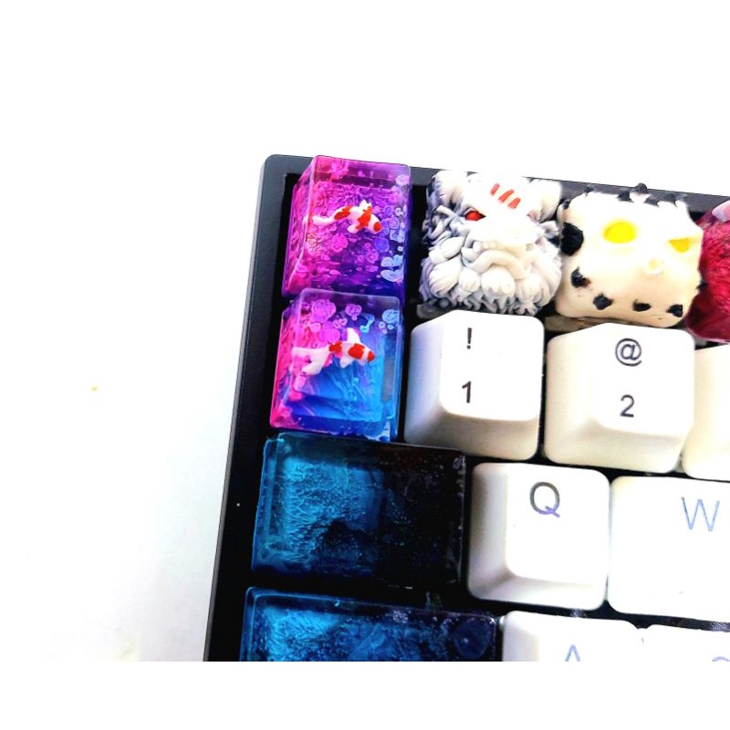 Keycap resin cá koi nhỏ tone dương hồng trang trí bàn phím cơ gaming.