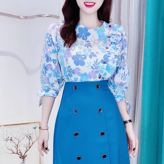 Áo sơ mi kiểu nữ họa tiết hoa lá phối bèo ngực đính nút gỗ tay lửng CHUU A5592