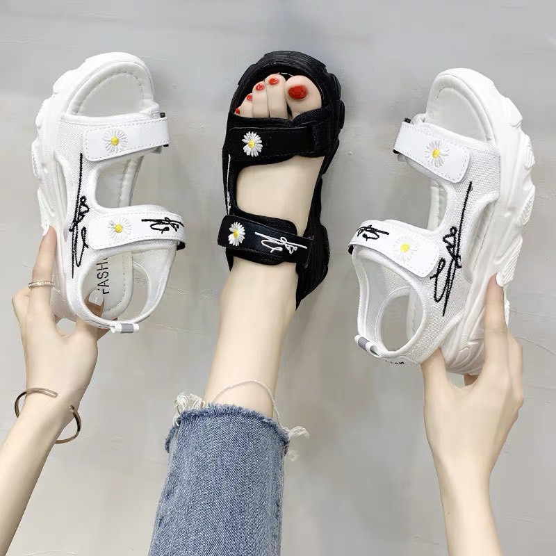 (2 MÀU) Sandal nữ thời trang Ulzang đế cao kiểu dáng cao cấp 2 quai ngang hoa cúc 2 màu nữ tính nhẹ nhàng