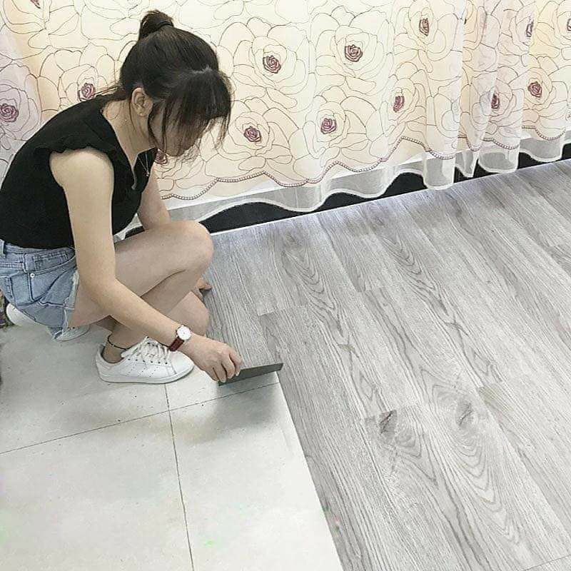 sàn nhựa tự dính chuyên cung cấp các loại giấy dán tường hàn quốc các loại sàn nhựa xốp dán tường đẹp .