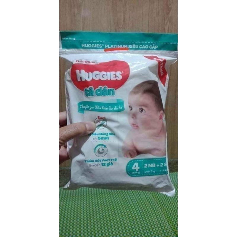 Combo 50 gói Tã dán Huggies Platinum (100 miếng size Nb + 100 miếng size S - hàng quà tặng)