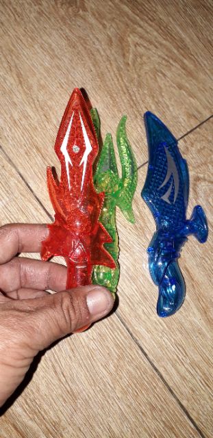 Một cái mô hình bằng nhựa để trưng bày dài 15cm