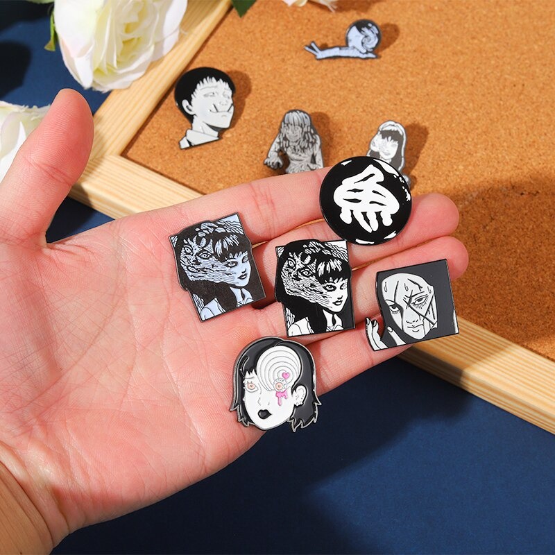 Pin cài áo manga kinh dị Tomie Uzumaki Vòng xoắn ốc Souichi Tsujii Slug Girl tác giả Junji Ito -  GC443