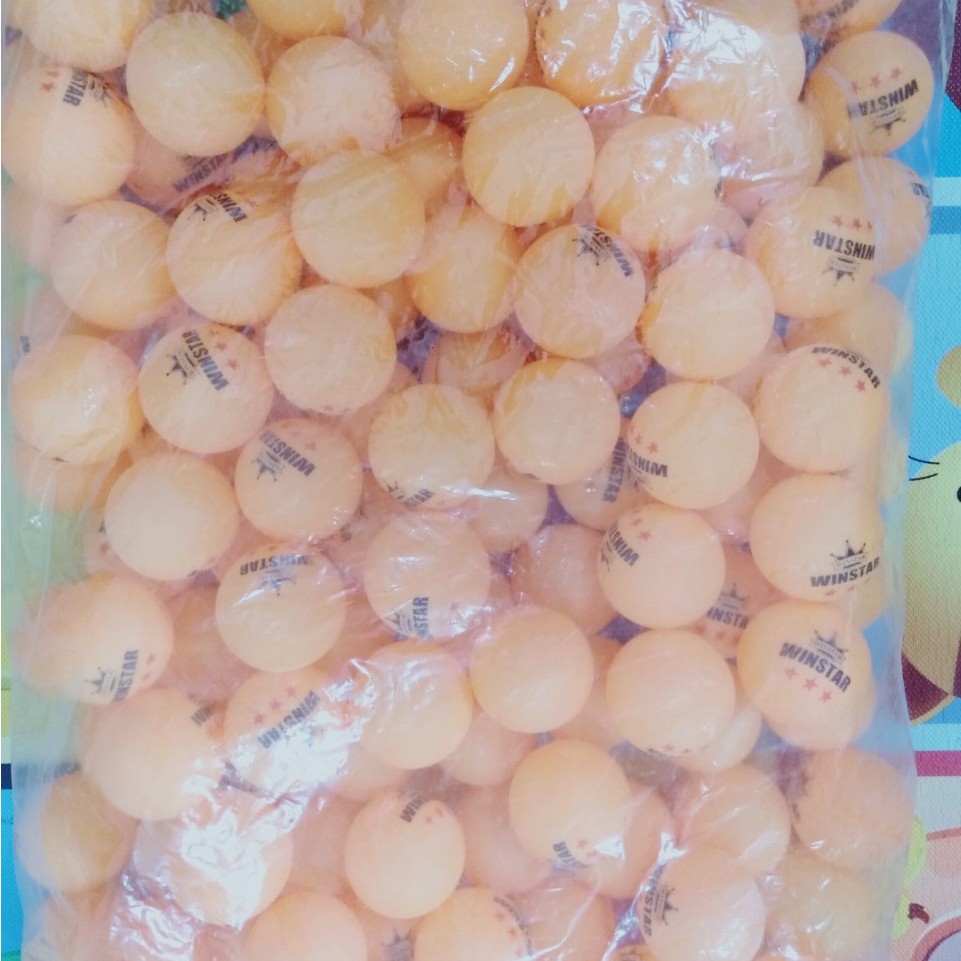 Quả bóng bàn tập chơi có 2 màu vàng trắng