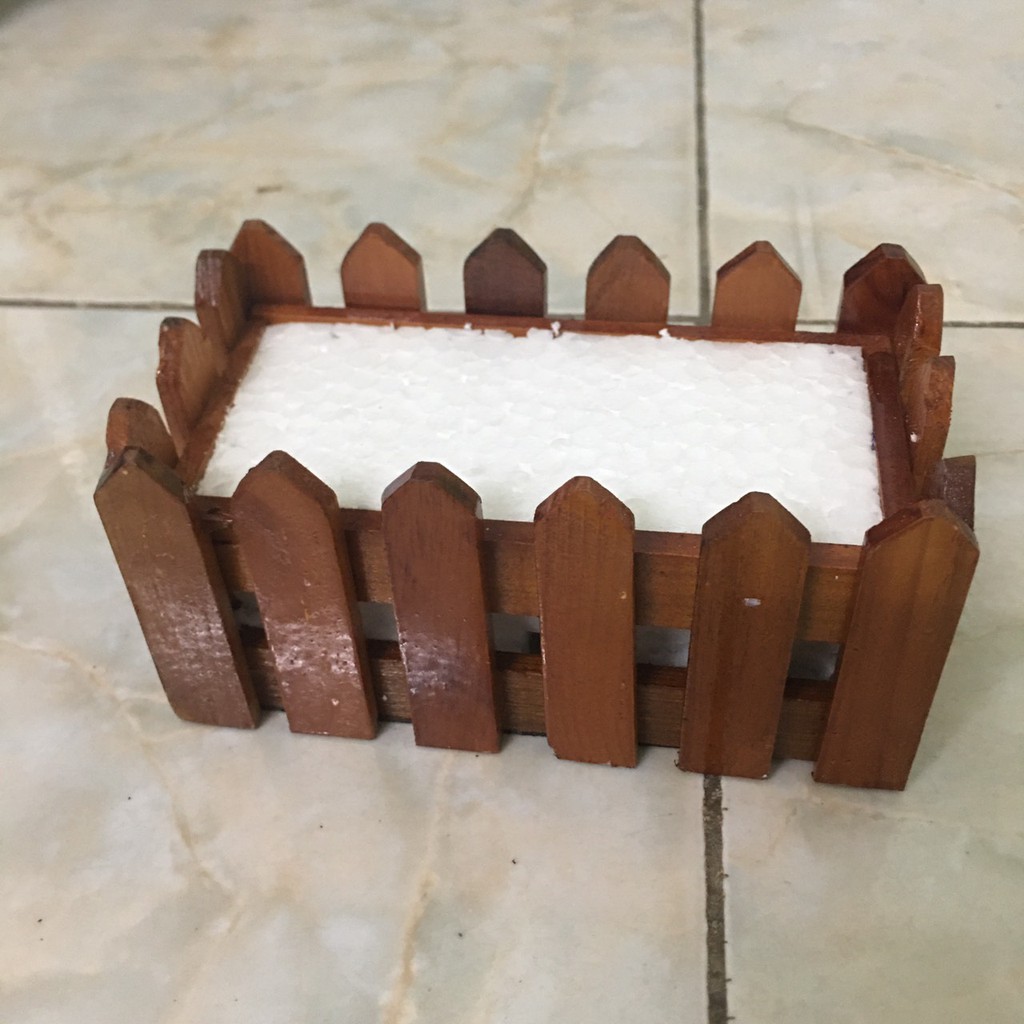 Hàng rào gỗ chèn xốp cỡ nhỏ cắm cây hoa giả trang trí