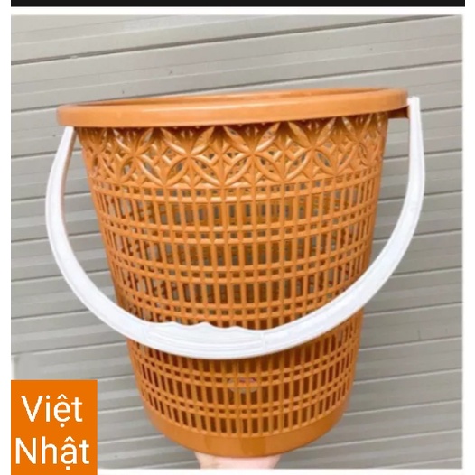 Sọt rác nhựa có quai xách hoa đồng tiền Việt Nhật. Kích thước: 26.5 x 17.5 x 27.5cm. Hàng Việt Nam chất lượng cao