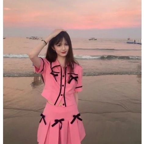 Set áo croptop tay ngắn kèm chân váy xếp ly có viền màu hồng oder taobao