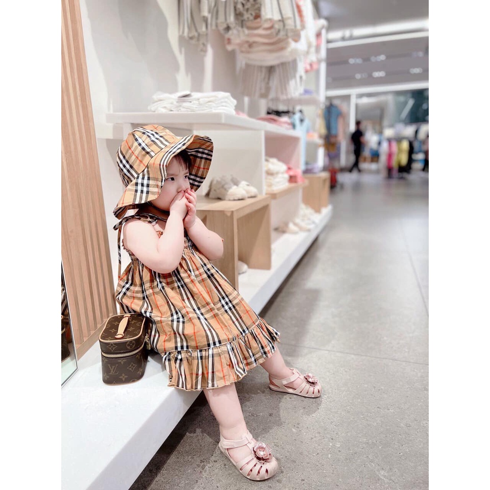 Váy Burberry kèm mũ cho bé gái