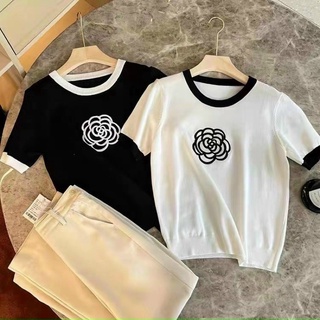 Áo len viền đen trắng, len mtg bông hoa tay cộc hai màu trắng đen mã 026