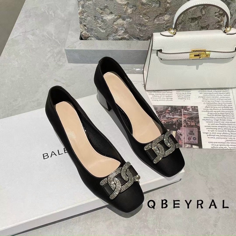 GIÀY CAO GÓT NỮ QBEY 5 PHÂN GÓT VUÔNG LỤA SATIN BẠC GẮN KHOÁ TRÒN