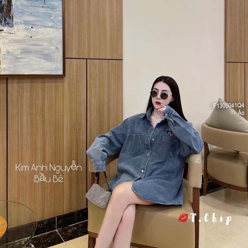 Áo sơ mi jean tay dài có túi thêu, in hình sau lưng