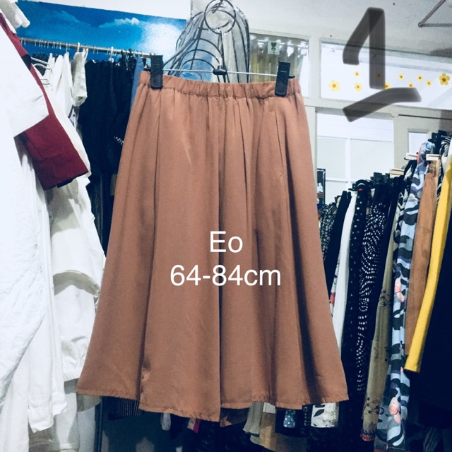 Chân váy xòe dáng dài.