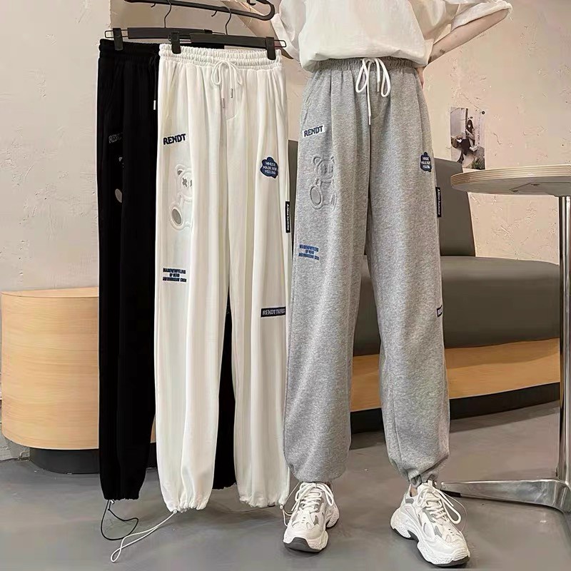 Quần jogger nữ in dập nổi hình con gấu, phong cách Hàn Quốc quần cạp chun dây rút bo gấu - 3 màu Đen, Trắng, Xám.