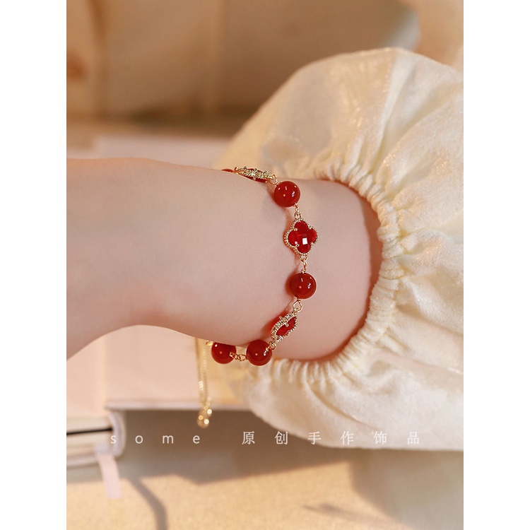 Vòng Tay Cỏ Bốn Lá Đính Hạt Tròn Màu Đỏ Thiết Kế Niche