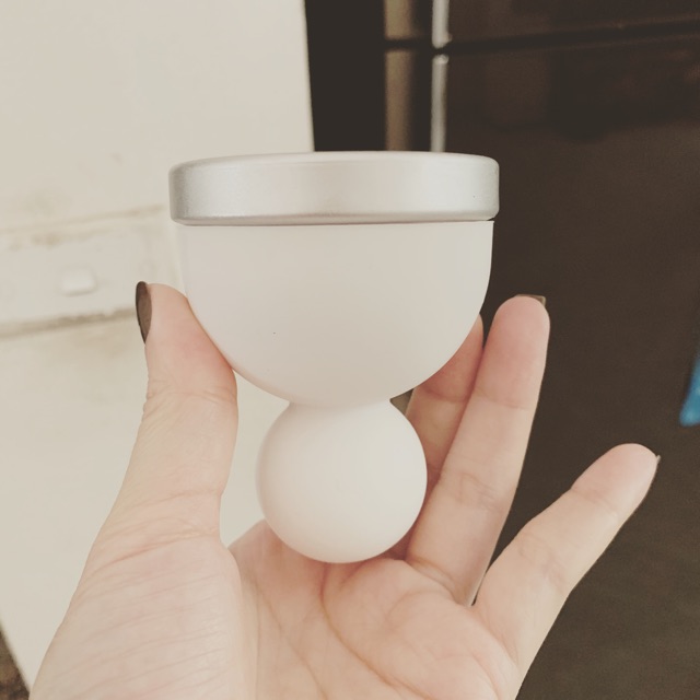 Cây lăn lạnh hàn quốc màu trắng giữ nhiệt 3 tiếng
