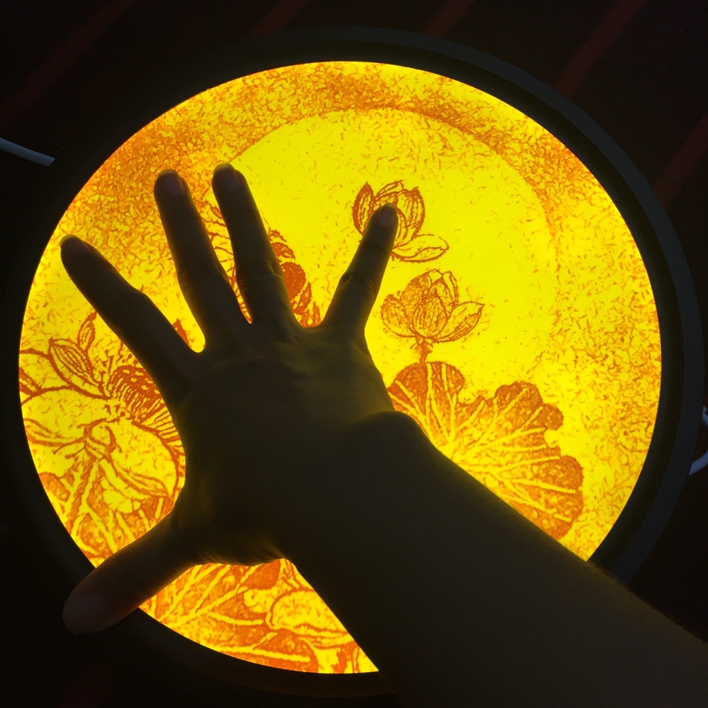 Đẹp - ĐÈN HOA SEN hào quang BÀN THỜ, đường kính 30cm, tranh in trúc chỉ MÂU NI  - cho bàn thờ đẹp