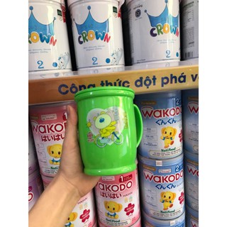 cốc uống nước có nắp +kèm thìa (nhựa việt nhật)