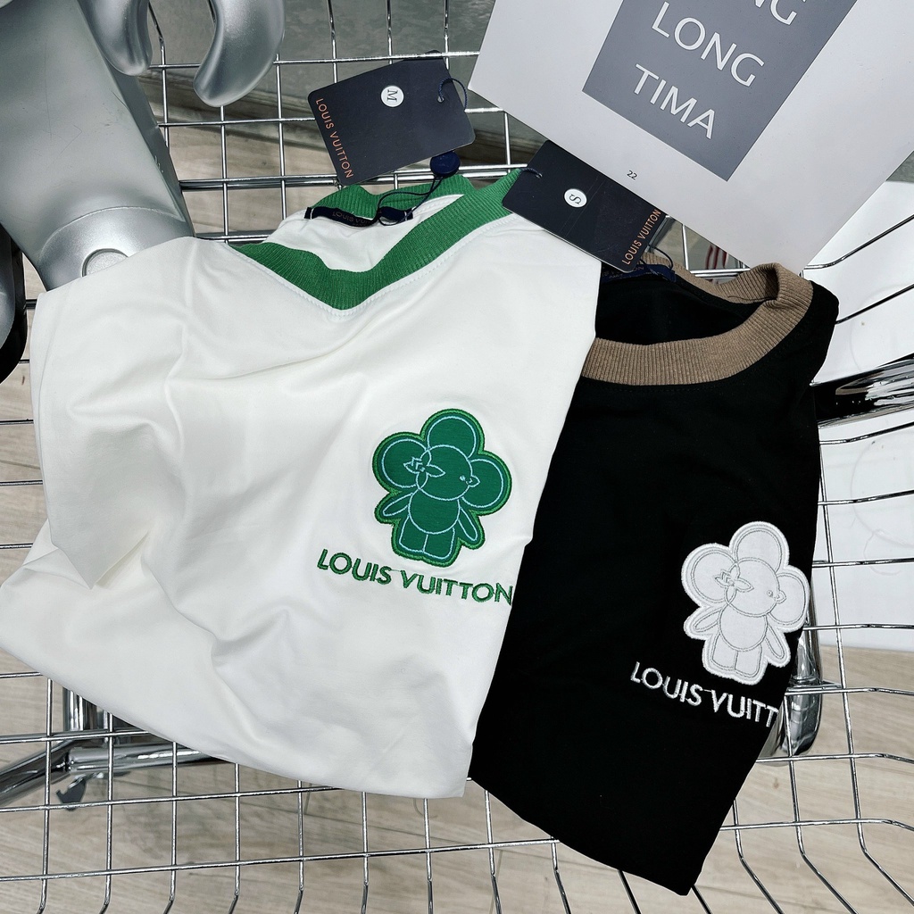 Áo thun logo LV viền cổ kèm bông hoa in dập nổi
