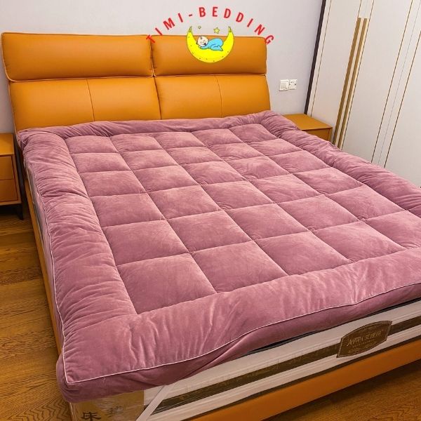 Topper nỉ nhung dày dặn, êm ái bọc đệm vào mùa đông ấm áp  - Timibedding