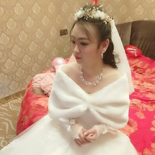 Áo choàng sang trọng hợp thời trang cho cô dâu