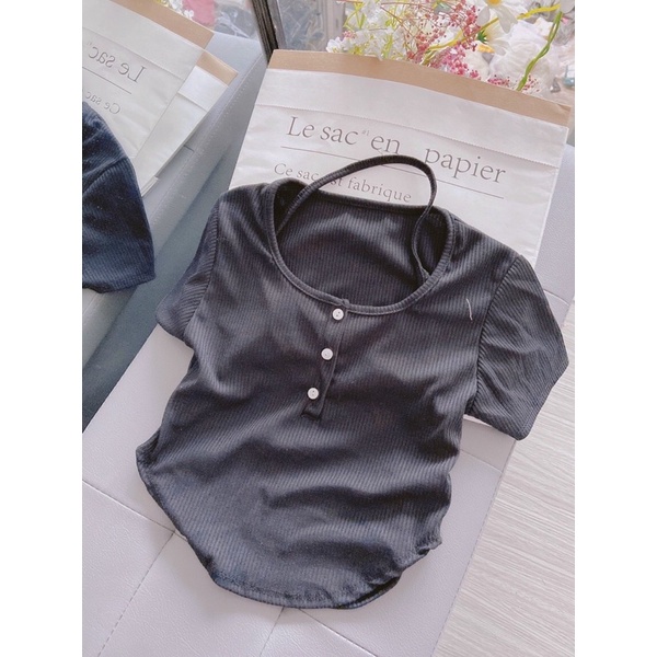 ÁO CROPTOP TÀ BẦU NÚT CÀI GIẢ DÂY CHOÀNG CỔ