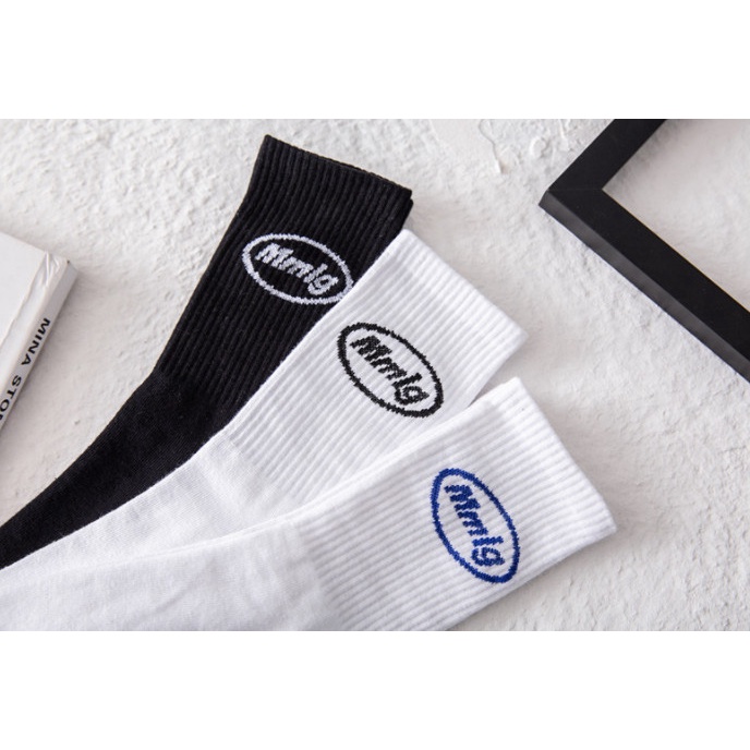 Vớ Mmlg cao cổ Nam Nữ phong cách thể thao, trẻ trung, năng động.