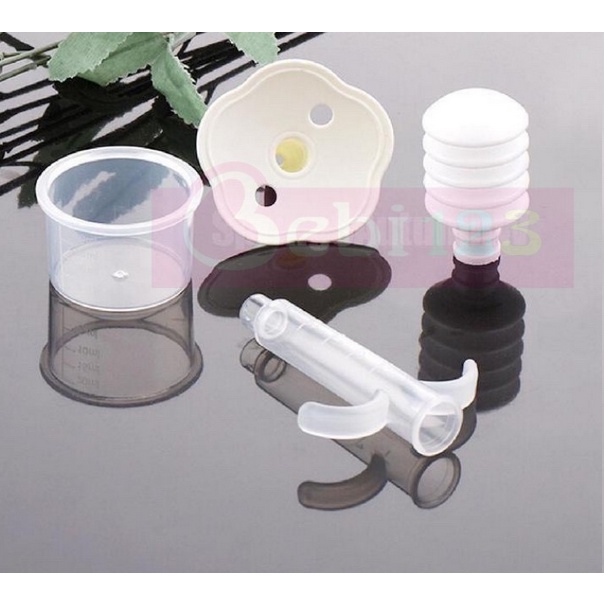 Ống bơm và chén đựng dùng bón thuốc an toàn cho bé sơ sinh