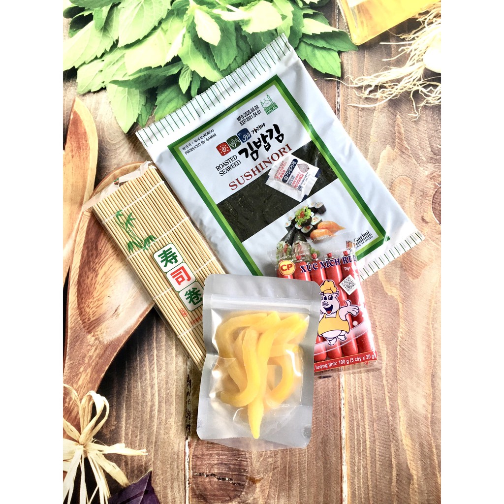 Set 4 món làm Rong biển cuộn kimbap mới( rong biển lá kim, mành tre, xúc xích, củ cải vàng)