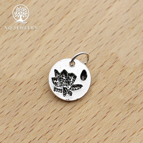 Charm bạc hình tròn họa tiết hoa sen treo - NQ Jewelry