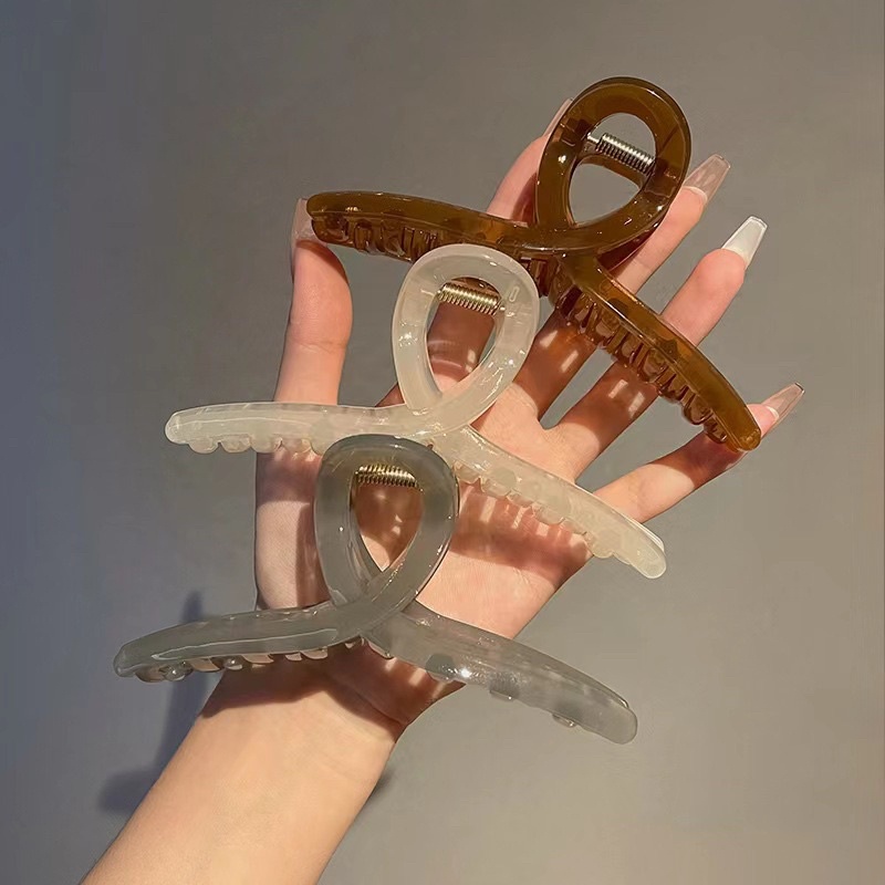 Cặp tóc càng cua dịu dàng