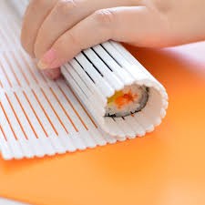 Mành cuộn Sushi bằng nhựa (cỡ vừa) Hàng Nhật Chính Hãng