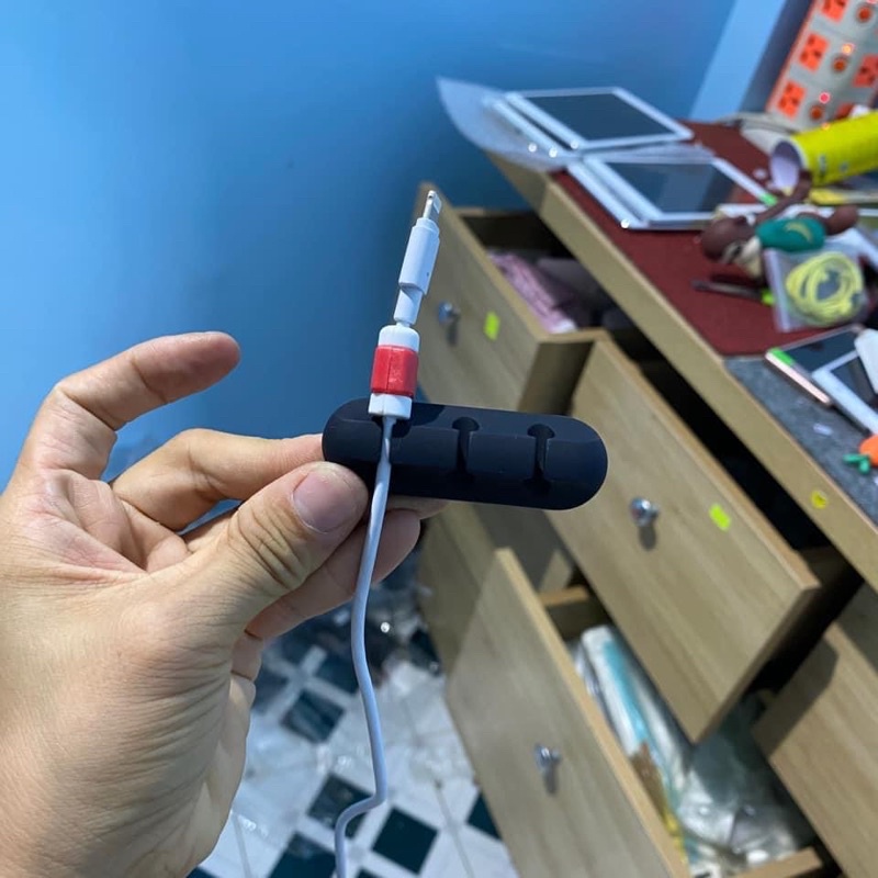 Kẹp Giữ Dây Cáp Sạc Điện Thoại Dán Bàn Rất Cần Thiết Cho Gia Đình Có Con Nhỏ Bằng Silicone 3 Lỗ Cao Cấp Tiện Lợi