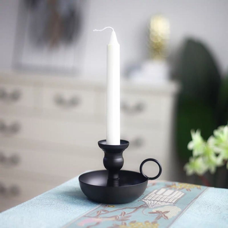Chân nến đen cổ điển trang trí