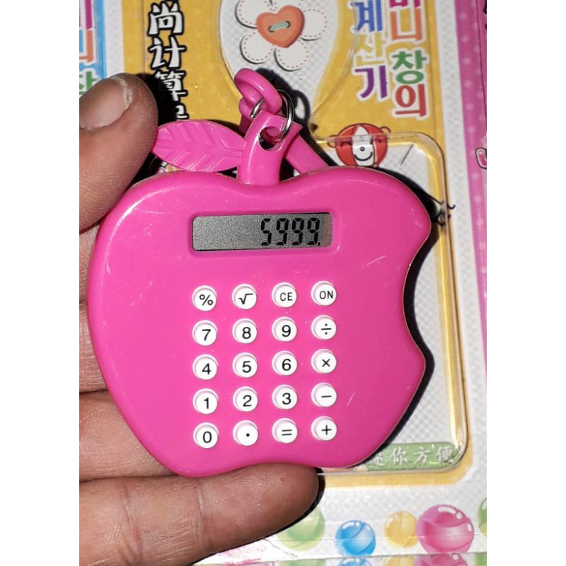 Một chiếc móc khóa kèm máy tính mini siêu dễ thương có nhiều hình dạng và màu sắc có sẵn pin