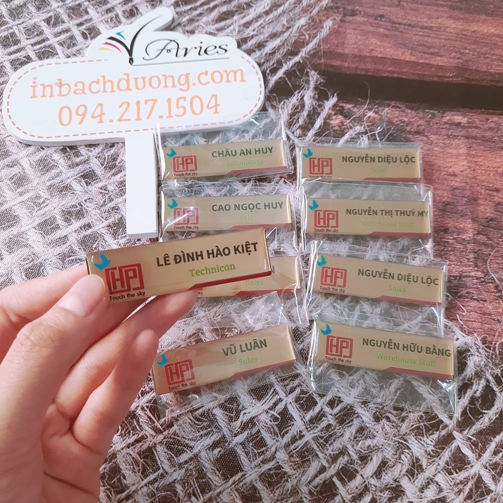 Bảng tên nhân viên đổ keo in tên - In Bạch Dương