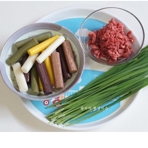 Bánh gạo tokbokki dạng thỏi ngũ sắc 500g kèm 100g sốt