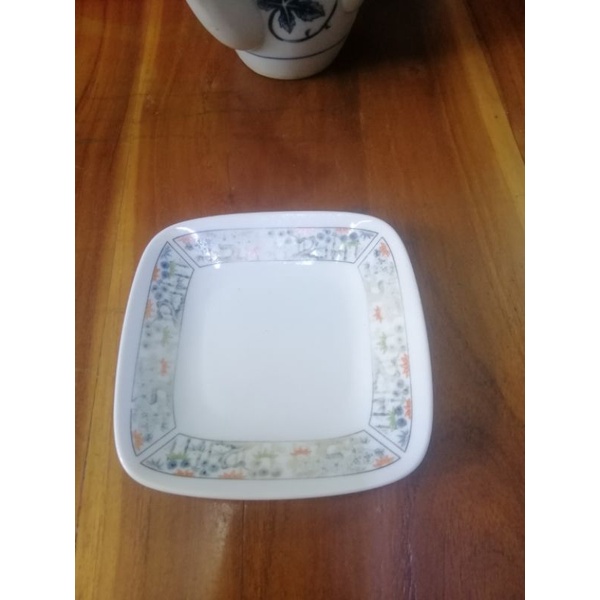 Sứ Nhật dĩa vuông có họa tiết.