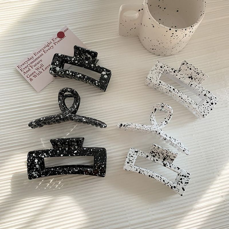 Kẹp tóc kiểu dáng chấm đen trắng hìlàm từ acrylic