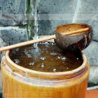 Gáo dừa múc nước