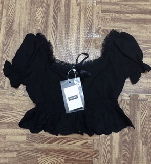Áo crop cổ vuông