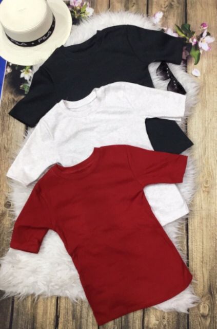 Áo thun gân ôm body ( hình tự chụp )