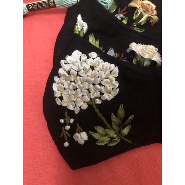 Khẩu trang thêu handmade