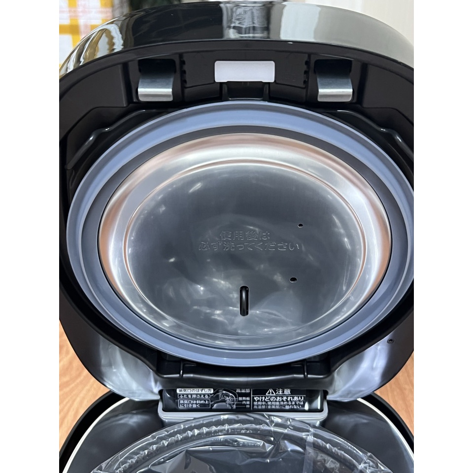 Nôi cơm điện cao tần TOSHIBA RC-18VSR 1.8LIT áp suất hút chân không cao cấp 2021