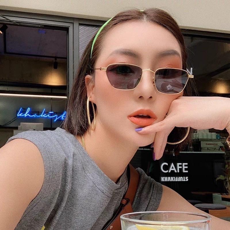 Kính râm đen cá tính
