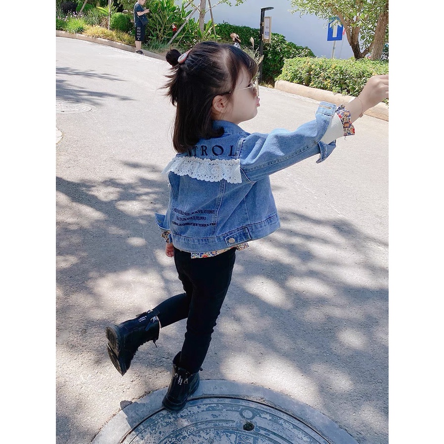 Áo khoác bò ren lưng bé gái